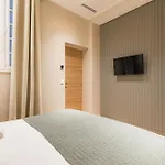 Large 4-Room Air-Conditioned Apartment With Patio In Paris