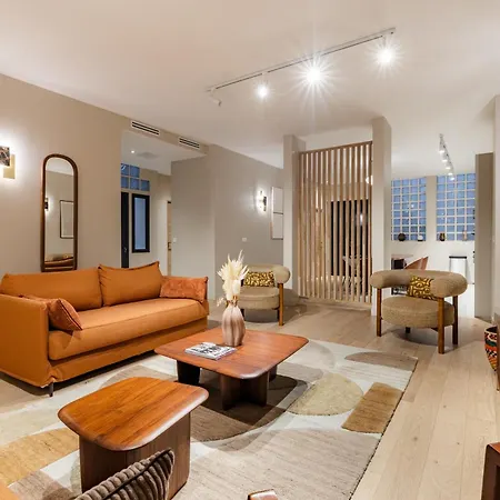 Large 4-room Air-conditioned With Patio In Appartamento