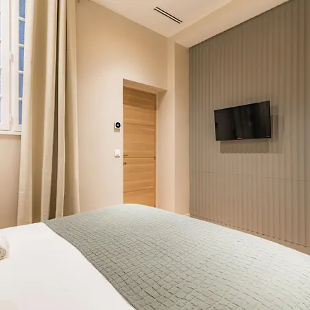 Large 4-room Air-conditioned With Patio In * Parigi