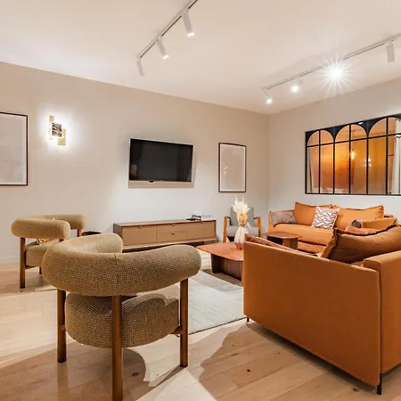 Large 4-room Air-conditioned With Patio In Appartamento Parigi