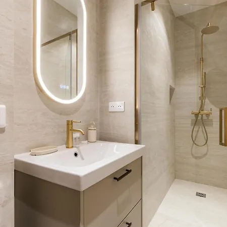 Large 4-room Air-conditioned With Patio In * Parigi