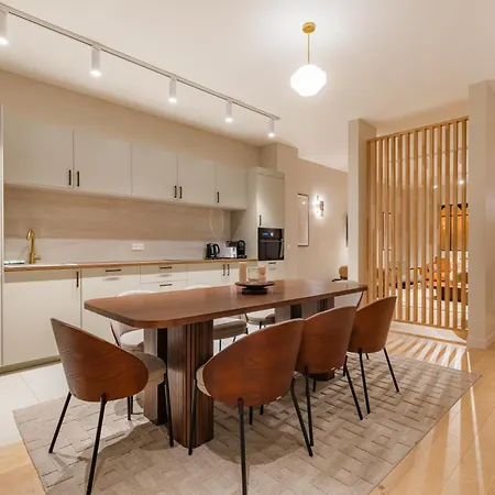 Large 4-room Air-conditioned With Patio In Parigi