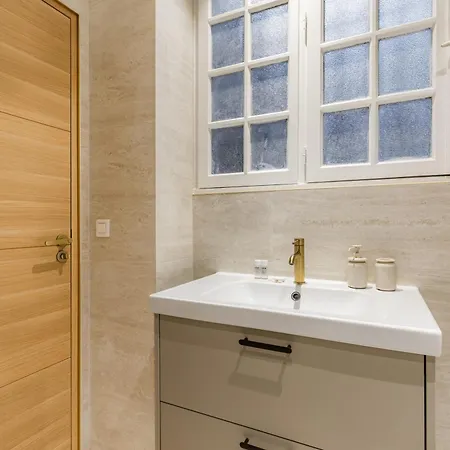 Large 4-room Air-conditioned With Patio In Appartamento Parigi