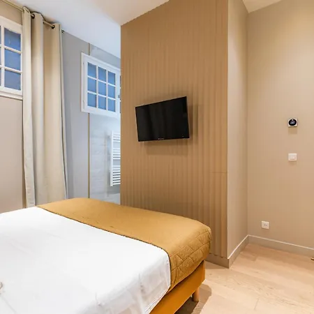 Large 4-room Air-conditioned With Patio In Appartamento Parigi