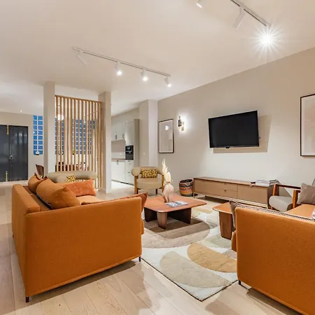 Large 4-room Air-conditioned With Patio In Appartamento