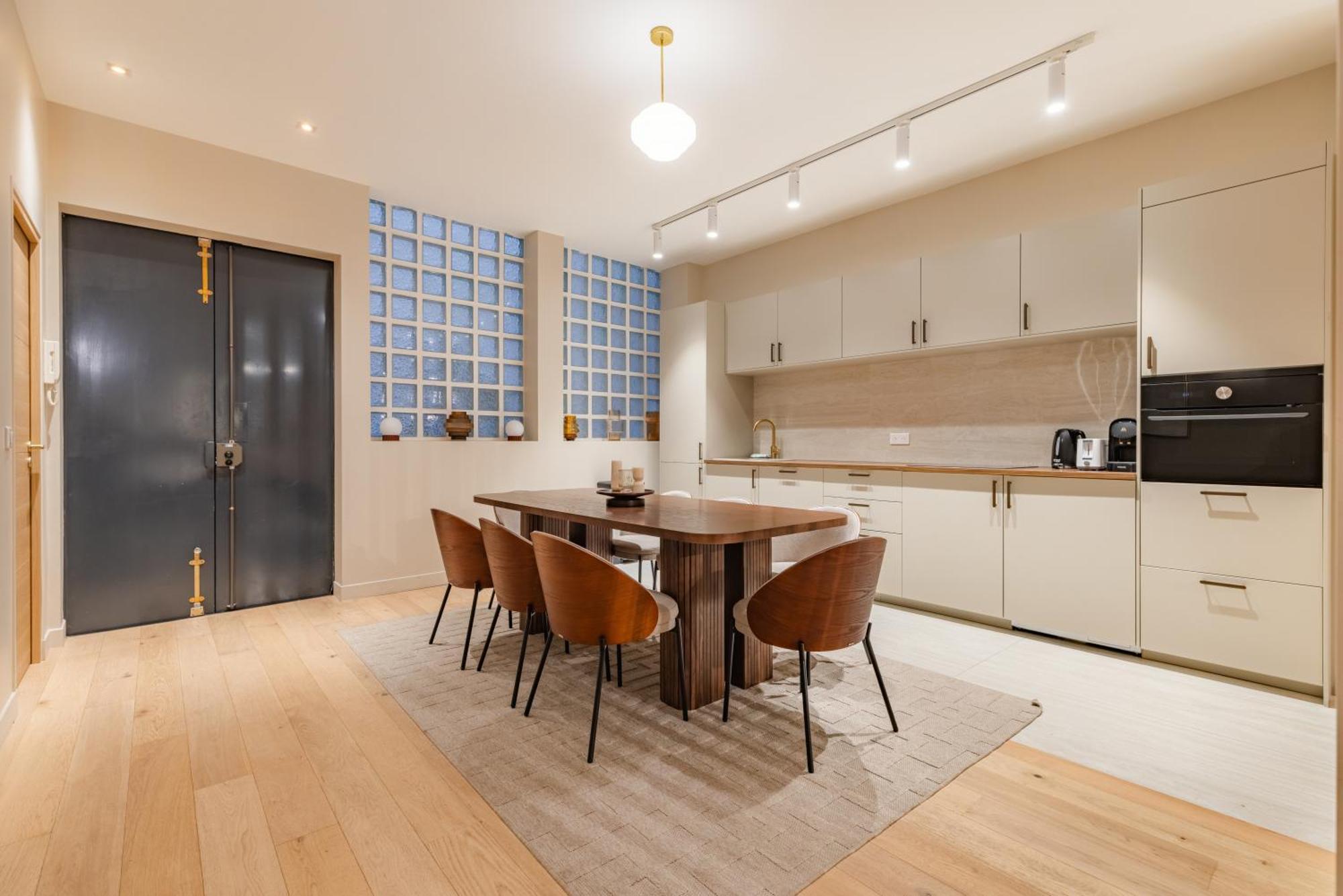 Large 4-room Air-conditioned With Patio In