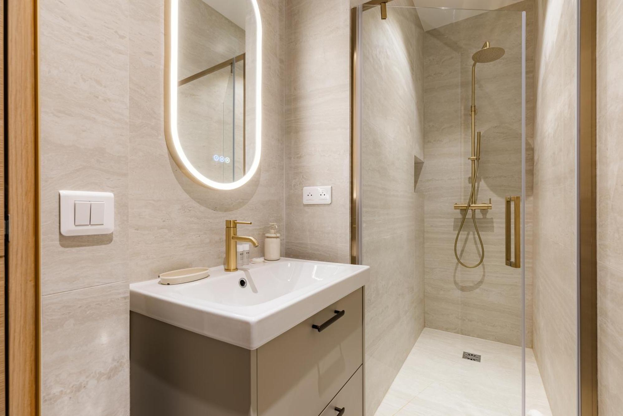 Large 4-room Air-conditioned With Patio In * Parigi