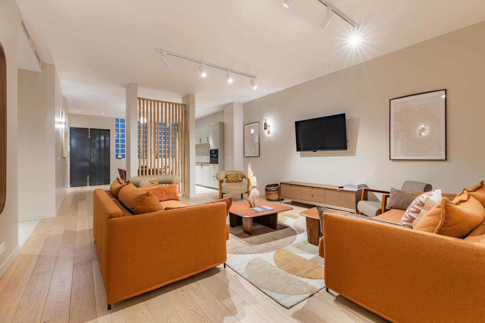 Large 4-room Air-conditioned With Patio In Appartamento